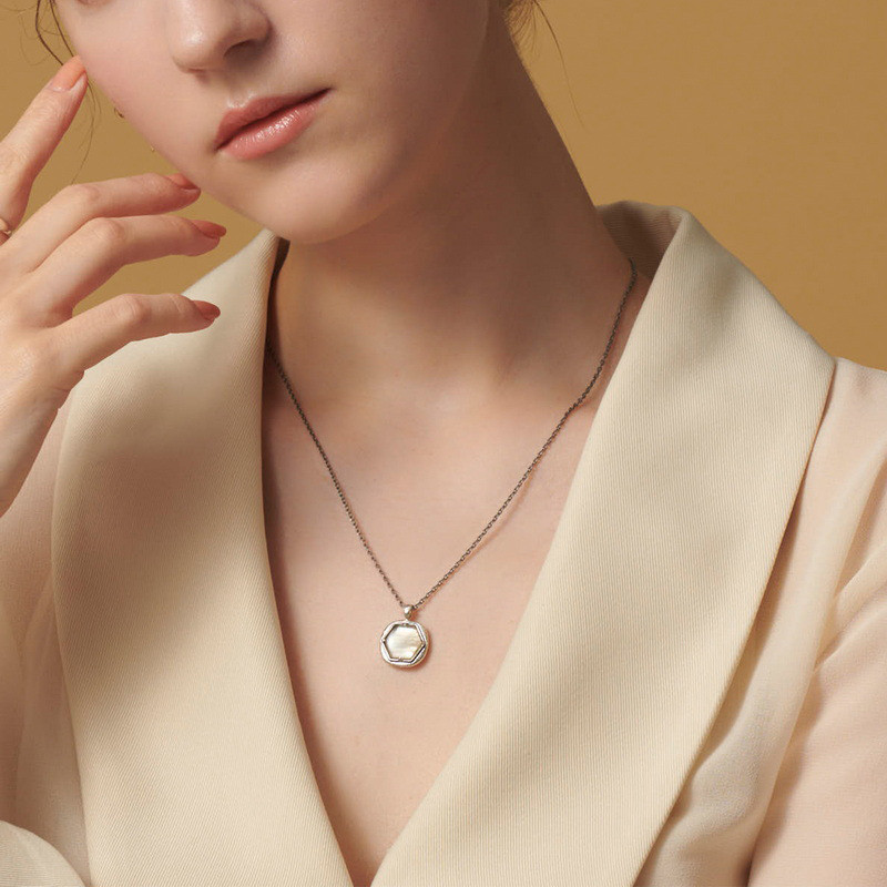 ＜受注制作＞シェルネックレス　ペンダント　プレゼント　N084