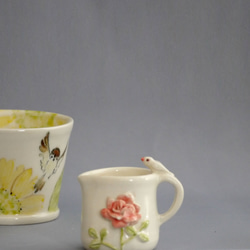 小鳥とお花のミニピッチャー「バラと文鳥」（陶器） 5枚目の画像