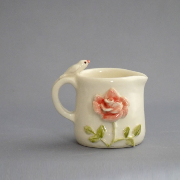 小鳥とお花のミニピッチャー「バラと文鳥」（陶器） 2枚目の画像