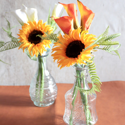 【レトロなガラス花瓶付き】ひまわりとカラーの夏の投げ入れアレンジ 11枚目の画像