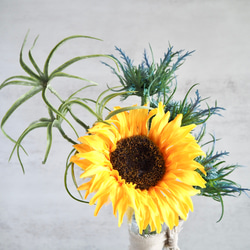 【レトロなガラス花瓶付き】ひまわりの夏の投げ入れアレンジ 2枚目の画像