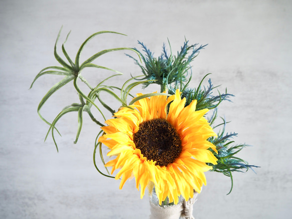 【レトロなガラス花瓶付き】ひまわりの夏の投げ入れアレンジ 2枚目の画像