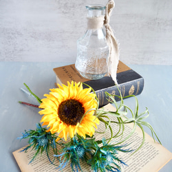 【レトロなガラス花瓶付き】ひまわりの夏の投げ入れアレンジ 10枚目の画像