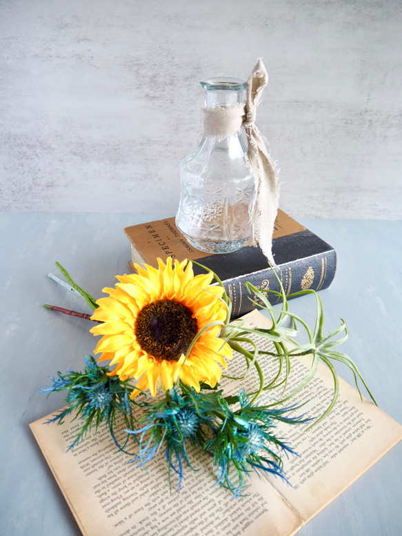 【レトロなガラス花瓶付き】ひまわりの夏の投げ入れアレンジ 10枚目の画像