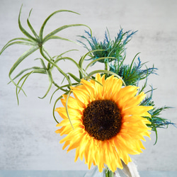 【レトロなガラス花瓶付き】ひまわりの夏の投げ入れアレンジ 4枚目の画像