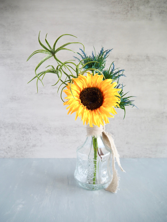 【レトロなガラス花瓶付き】ひまわりの夏の投げ入れアレンジ 1枚目の画像