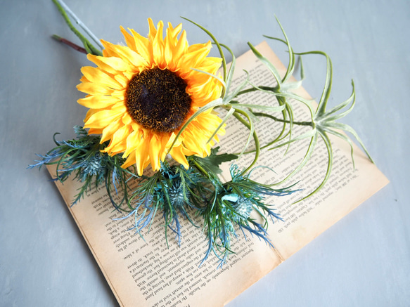 【レトロなガラス花瓶付き】ひまわりの夏の投げ入れアレンジ 9枚目の画像