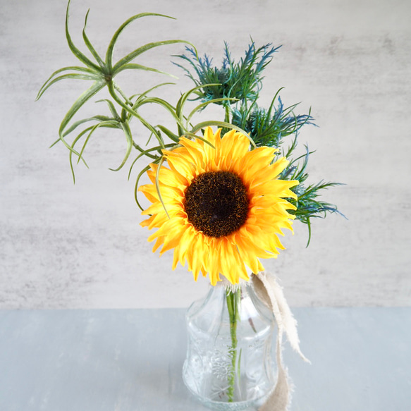 【レトロなガラス花瓶付き】ひまわりの夏の投げ入れアレンジ 3枚目の画像