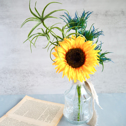 【レトロなガラス花瓶付き】ひまわりの夏の投げ入れアレンジ 6枚目の画像