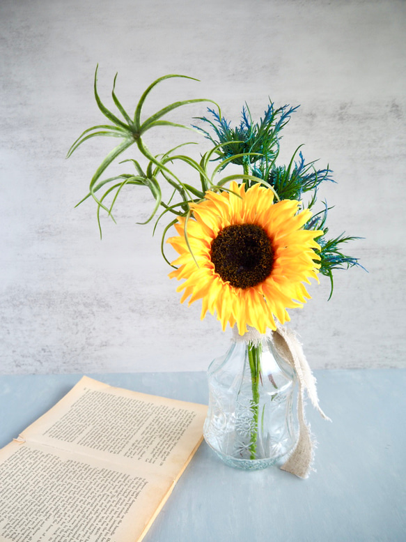 【レトロなガラス花瓶付き】ひまわりの夏の投げ入れアレンジ 6枚目の画像