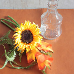 【レトロなガラス花瓶付き】ひまわりとカラーの夏の投げ入れアレンジ 10枚目の画像
