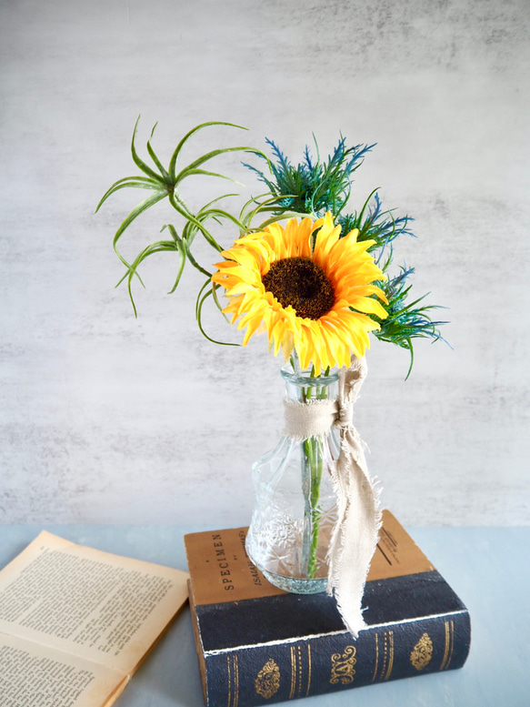 【レトロなガラス花瓶付き】ひまわりの夏の投げ入れアレンジ 5枚目の画像