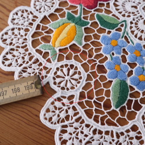 ハンガリーの手仕事/華やかなレースとカロチャ刺繍のドイリー