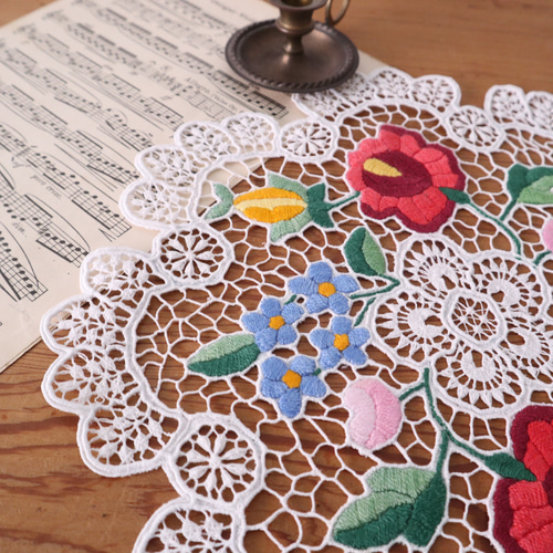 ハンガリーの手仕事/華やかなレースとカロチャ刺繍のドイリー