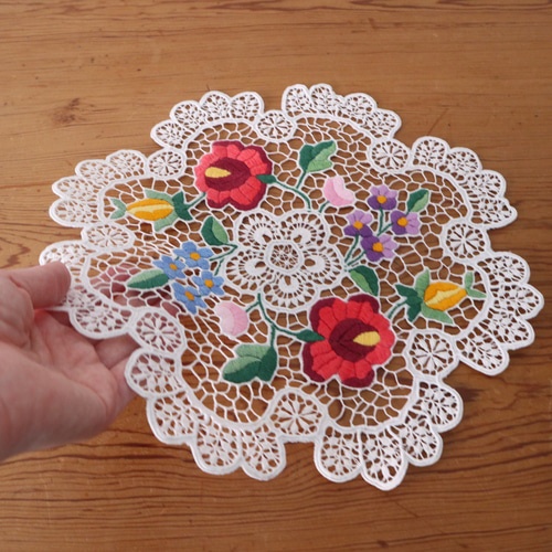 ハンガリーの手仕事/華やかなレースとカロチャ刺繍のドイリー