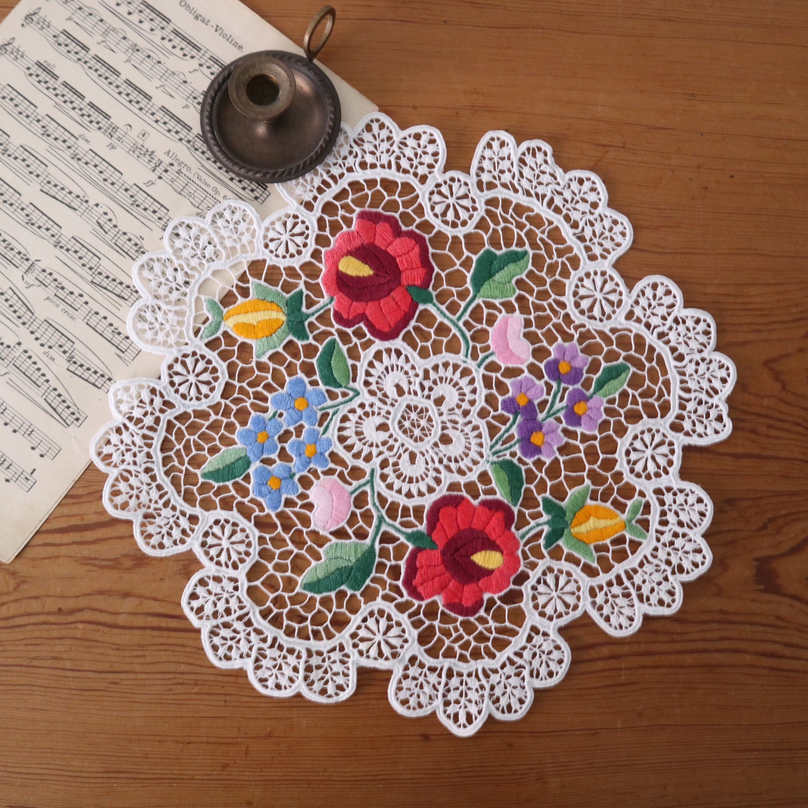 ハンガリーの手仕事/華やかなレースとカロチャ刺繍のドイリー