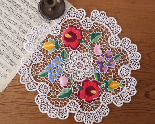 ヴィンテージ　ビンテージ　カロチャ刺繍　ドイリー　２枚セット　ハンガリー　手刺繍 ハンガリーの手仕事/ 可愛いカロチャ刺繍 ドイリー2点