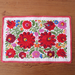 ハンガリーの手仕事/芸術的なカロチャ刺繍と手編みレースのテーブルマット (ヴィンテージ 手刺繍 リメイク素材） 2枚目の画像