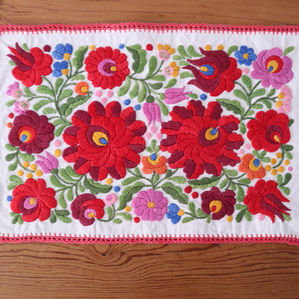 ハンガリーの手仕事/芸術的なカロチャ刺繍と手編みレースのテーブルマット (ヴィンテージ 手刺繍 リメイク素材） 5枚目の画像