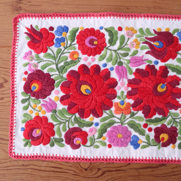 ハンガリーの手仕事/芸術的なカロチャ刺繍と手編みレースのテーブルマット (ヴィンテージ 手刺繍 リメイク素材） 3枚目の画像