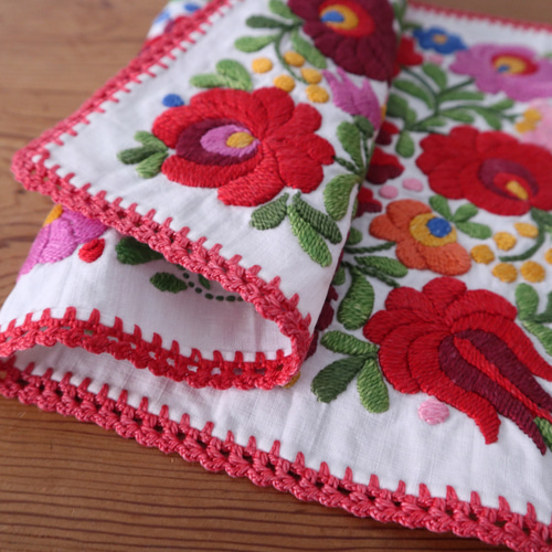 ハンドメイド　テーブルクロスパンツ　レース　ハンガリー刺繍生地使用　リメイク ハンガリー刺繍のテーブルクロス | Fussel