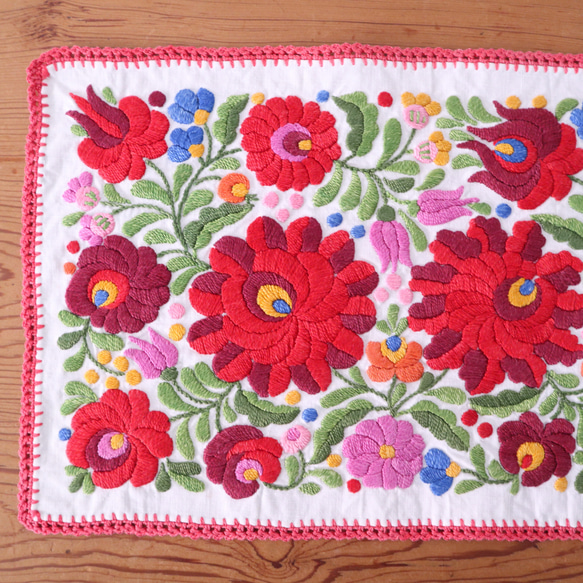 ハンガリーの手仕事/芸術的なカロチャ刺繍と手編みレースのテーブルマット (ヴィンテージ 手刺繍 リメイク素材） 6枚目の画像