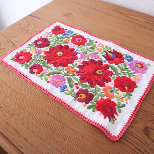ハンガリーの手仕事/芸術的なカロチャ刺繍と手編みレースのテーブルマット (ヴィンテージ 手刺繍 リメイク素材） 11枚目の画像