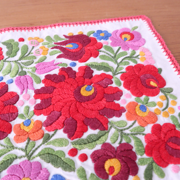 ハンガリーの手仕事/芸術的なカロチャ刺繍と手編みレースのテーブルマット (ヴィンテージ 手刺繍 リメイク素材） 7枚目の画像