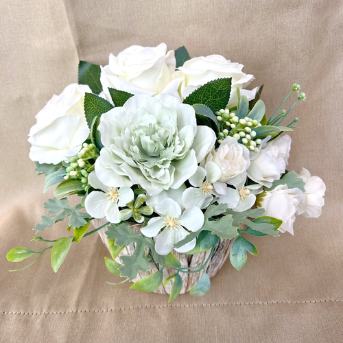 アーティフィシャルフラワー ホワイトローズ 薔薇 アレンジ　花瓶付き 白を基調とた アーティフィシャルフラワー バラ 白 誕生日