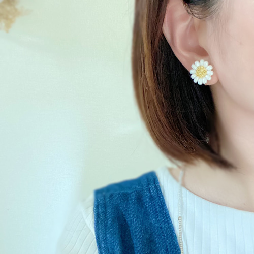 マーガレットピアス　片耳　花芯黄&花びら白 マーガレットピアス片耳花芯黄&花びら白