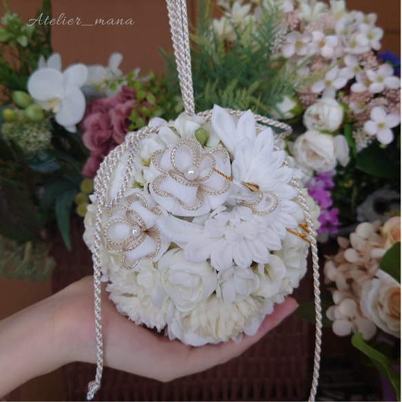 和装 アーティフィシャルフラワーとつまみ細工の白いボールブーケ 鶴と