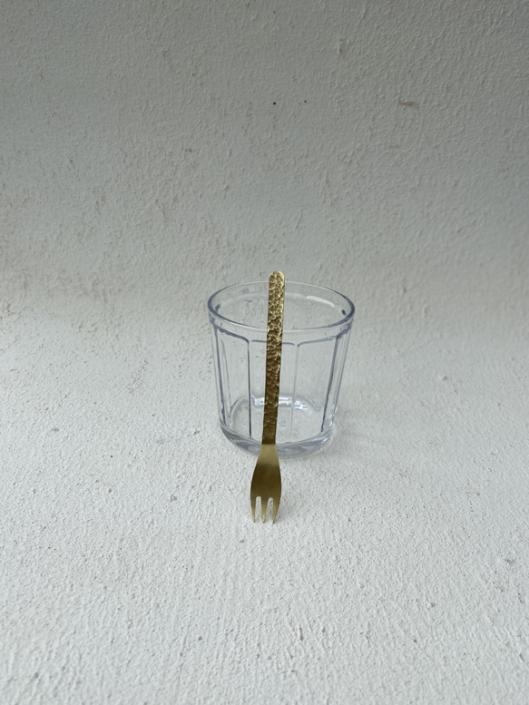 《デザートフォーク》　槌目模様の真鍮フォーク 4枚目の画像
