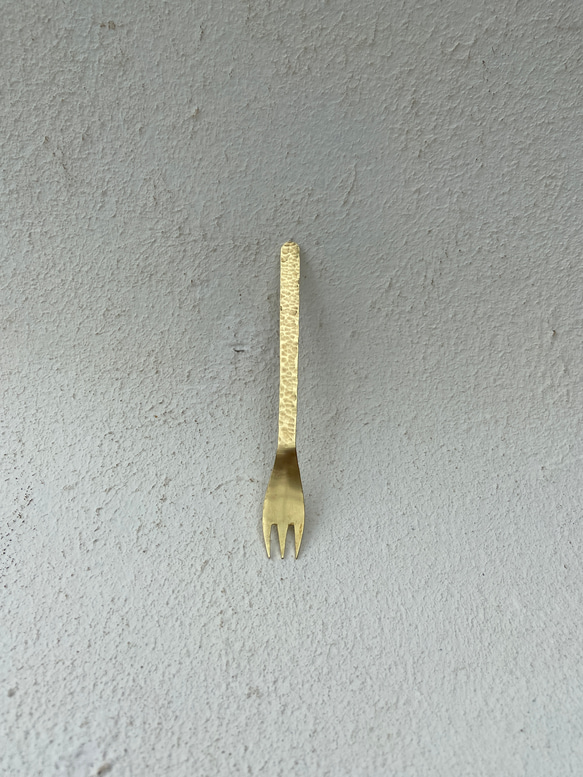 《デザートフォーク》　槌目模様の真鍮フォーク 7枚目の画像