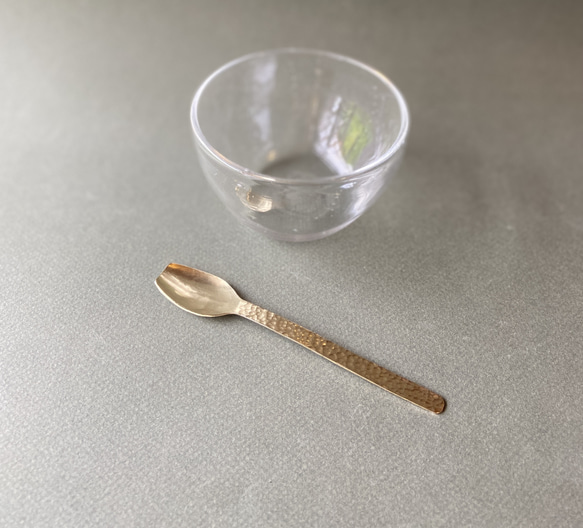 《デザートスプーン》　槌目模様の真鍮スプーン 1枚目の画像