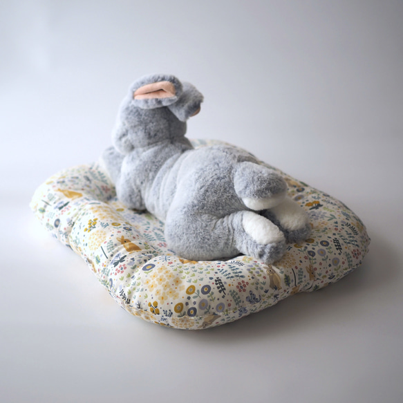 うさぎ用 ゴロンちょマット・Blooming rabbit・アイボリー(クッション、ベッド) 2枚目の画像