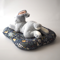 うさぎ用 ゴロンちょマット・Blooming rabbit・ネイビー(クッション、ベッド) 2枚目の画像