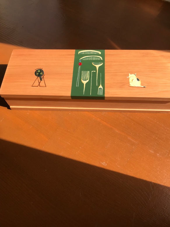ちょっと大きめの箸箱(櫛と鏡と猫)　ヒノキのカトラリーケース　蓋付きの箸入れ　　食卓に置ける　小物入れ 2枚目の画像