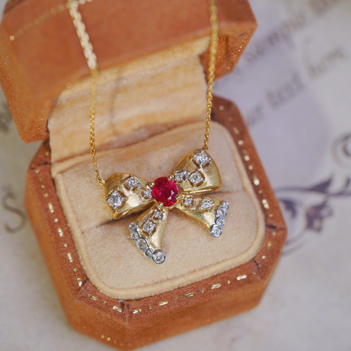 リボンモチーフ ルビー付きネックレスk18 ネックレス・ペンダント