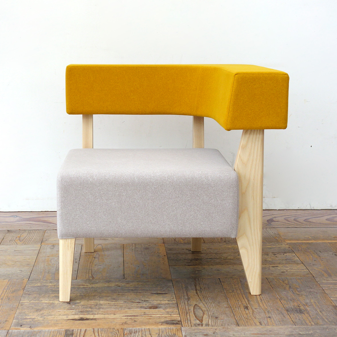 1s Border-L(左) sofa（NA×座部:NW-UP5596ライトグレー 背部:NW-UP5602イエロー）