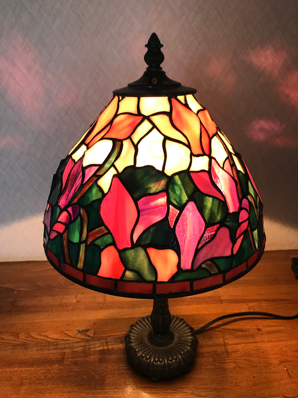 高級ステンドグラス テーブルランプ 中型（Lp-26,シクラメン
