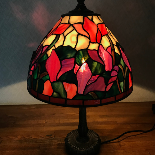 高級ステンドグラス テーブルランプ 中型（Lp-26,シクラメン