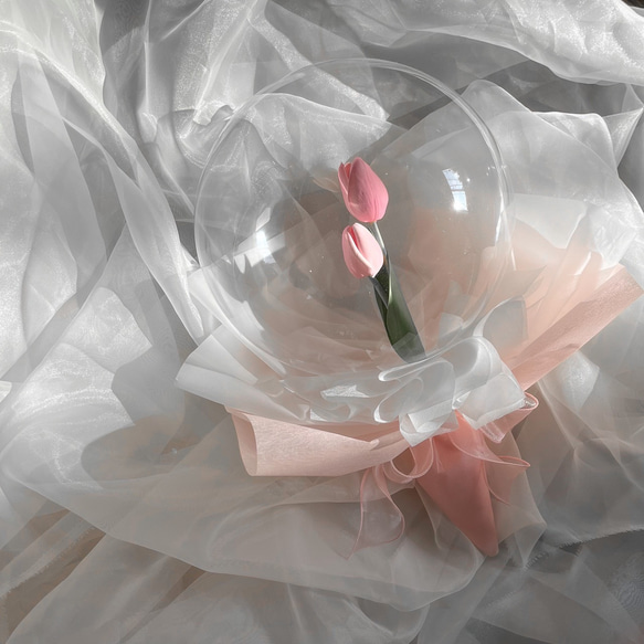【韓国風ブーケ】tulip in big balloon bouquet 1枚目の画像