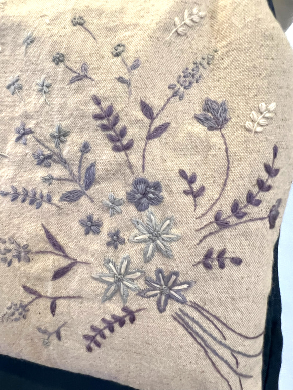 ブルーの花刺繍がま口バッグ 3枚目の画像
