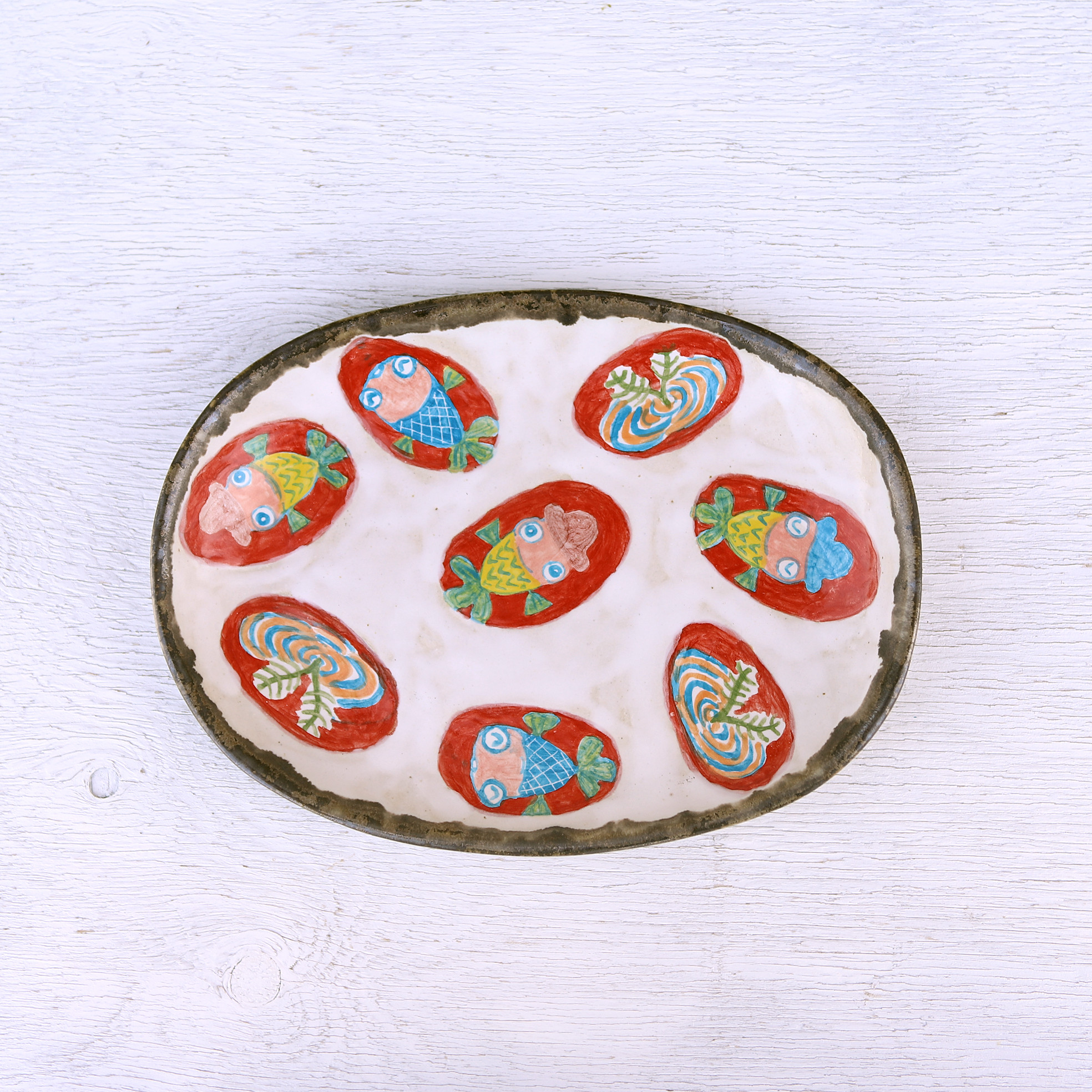 帽子をかぶった金魚絵と白釉のオーバルプレート