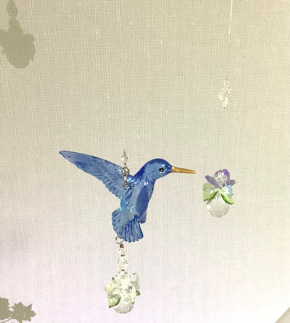幸運を呼ぶ青空色のハチドリとお花のサンキャッチャー　2本セット　　水晶のお守り 4枚目の画像
