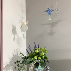 幸運を呼ぶ青空色のハチドリとお花のサンキャッチャー　2本セット　　水晶のお守り 5枚目の画像