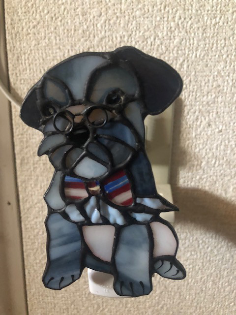 シュナウザーのナイトライト　ステンドグラス　わんこのいる生活　わんこ好きへのプレゼント　癒しのグッズ