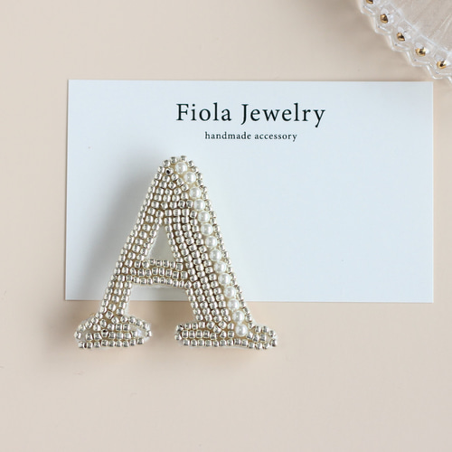 選べる大きさ】ギフトにも☆ビーズ刺繍のイニシャルブローチ「A  