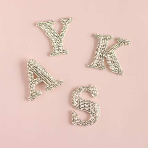 選べる大きさ】ギフトにも☆ビーズ刺繍のイニシャルブローチ「A