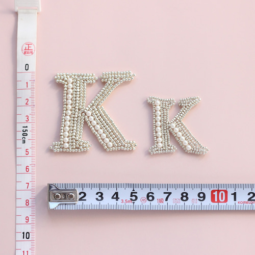 選べる大きさ】ギフトにも☆ビーズ刺繍のイニシャルブローチ「K